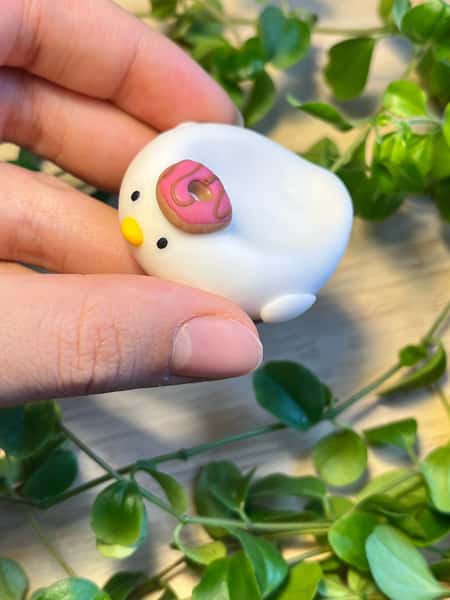 🍩 Handgjord oro-sten med munk – söt och lekfull figur i polymerlera