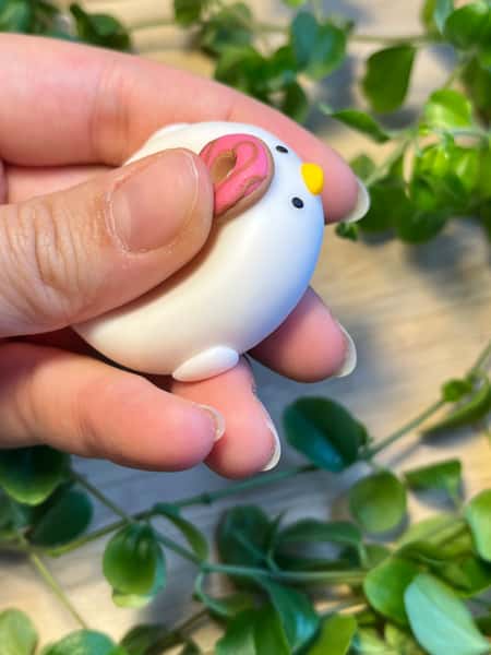 🍩 Handgjord oro-sten med munk – söt och lekfull figur i polymerlera