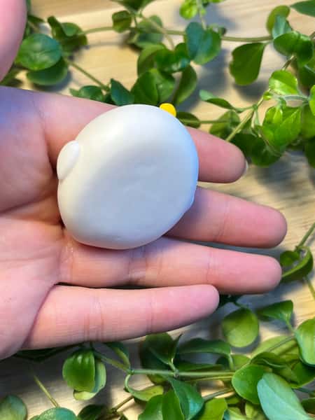 🍩 Handgjord oro-sten med munk – söt och lekfull figur i polymerlera