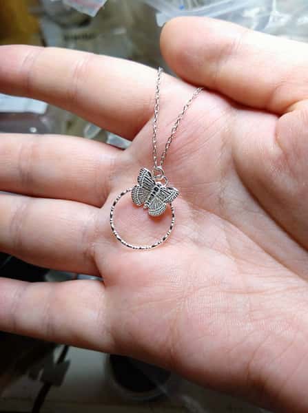 halsband med fjäril