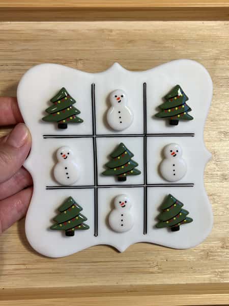 Juligt “Tre i rad”-spel – Gran vs Snögubbe