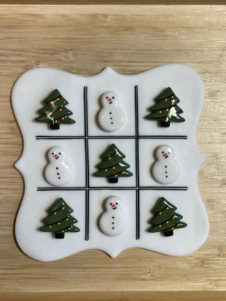 Juligt “Tre i rad”-spel – Gran vs Snögubbe