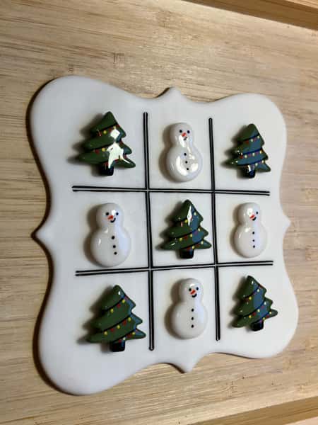 Juligt “Tre i rad”-spel – Gran vs Snögubbe