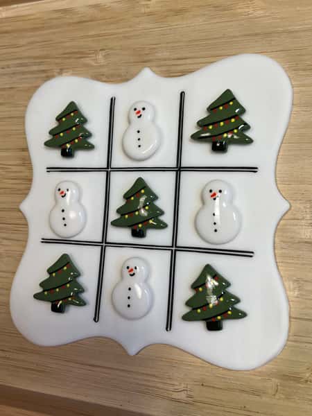 Juligt “Tre i rad”-spel – Gran vs Snögubbe