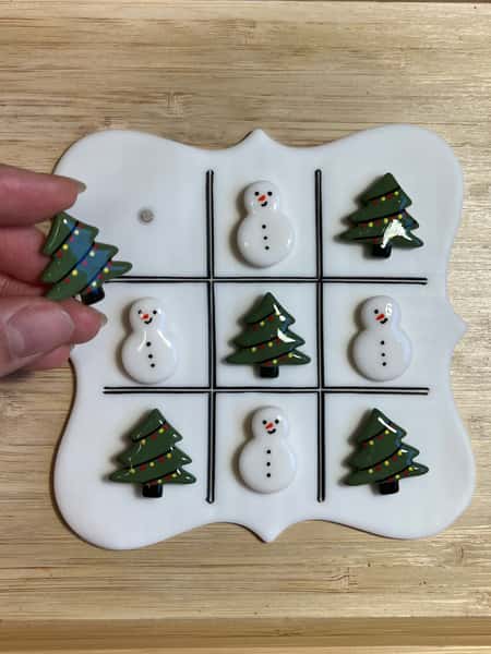 Juligt “Tre i rad”-spel – Gran vs Snögubbe