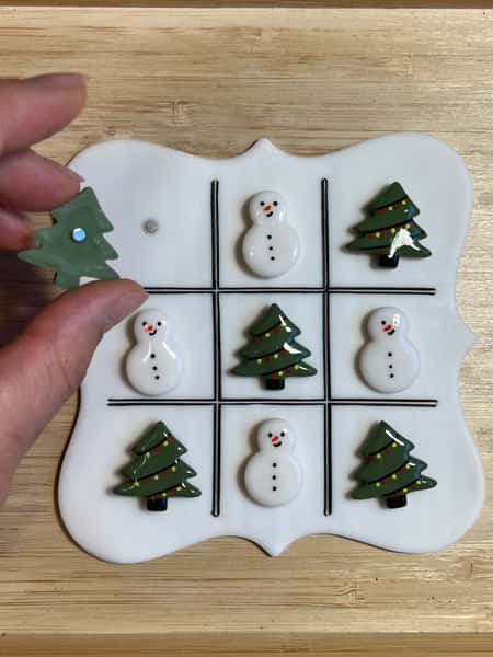 Juligt “Tre i rad”-spel – Gran vs Snögubbe