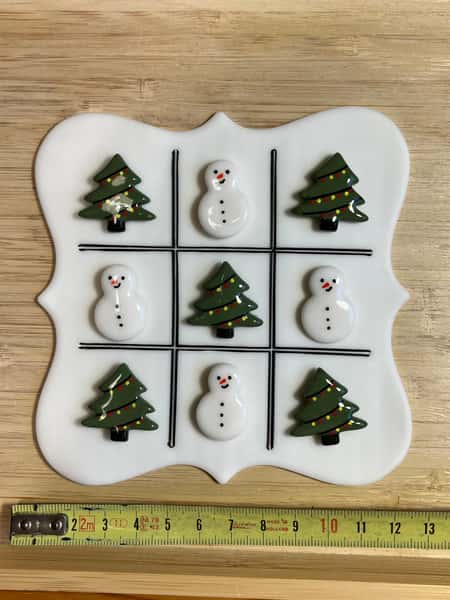 Juligt “Tre i rad”-spel – Gran vs Snögubbe