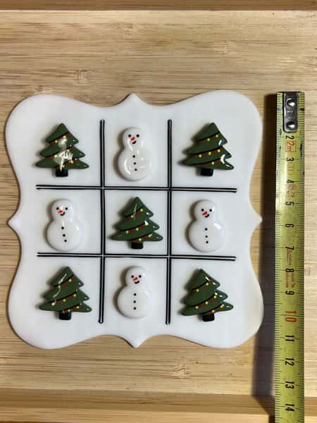 Juligt “Tre i rad”-spel – Gran vs Snögubbe