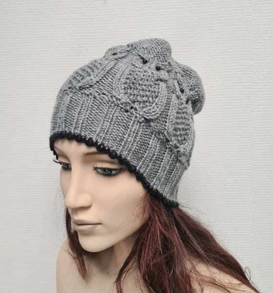 Stickad mössa med ugglamotiv