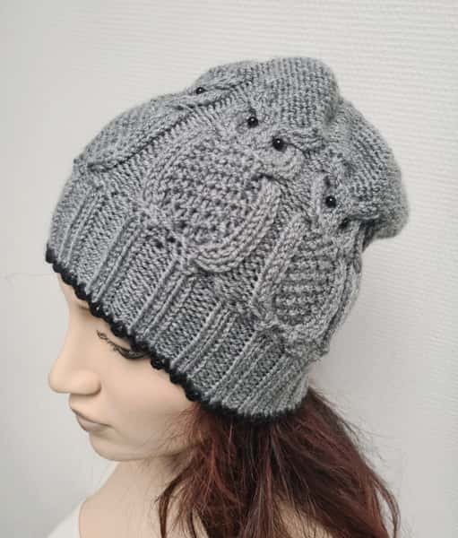 Stickad mössa med ugglamotiv