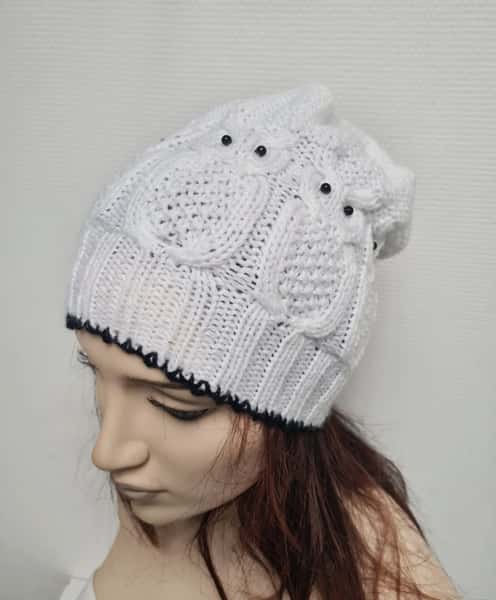 Stickad mössa med ugglamotiv