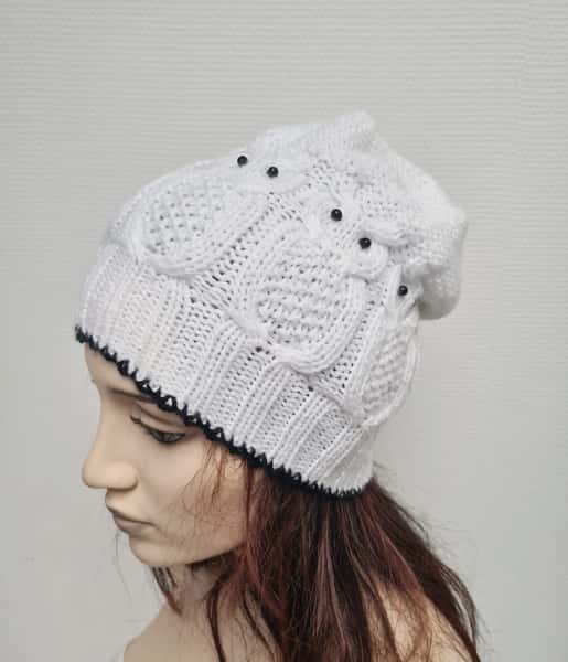 Stickad mössa med ugglamotiv