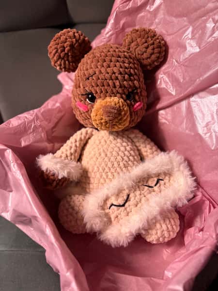 Virkat nallebjörn med sovmask