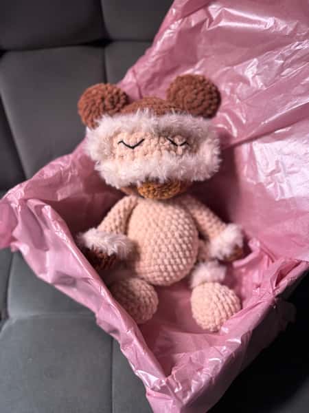 Virkat nallebjörn med sovmask