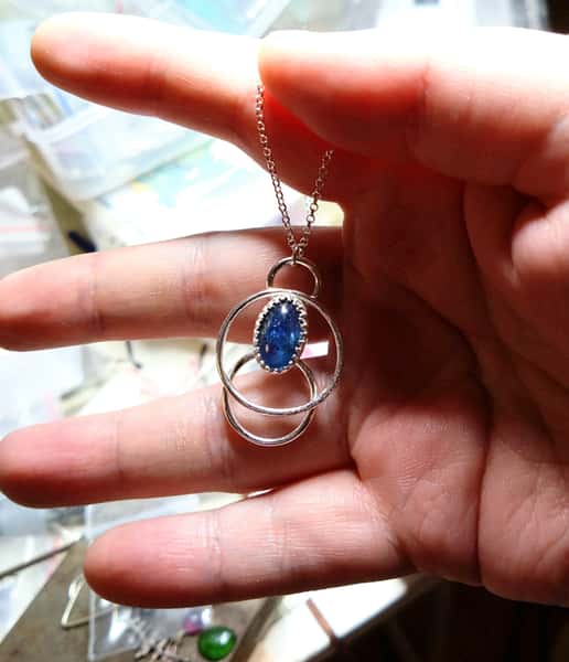 halsband i sterling silver med safir