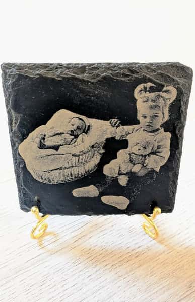 Personlig lasergravyr på svart skiffer