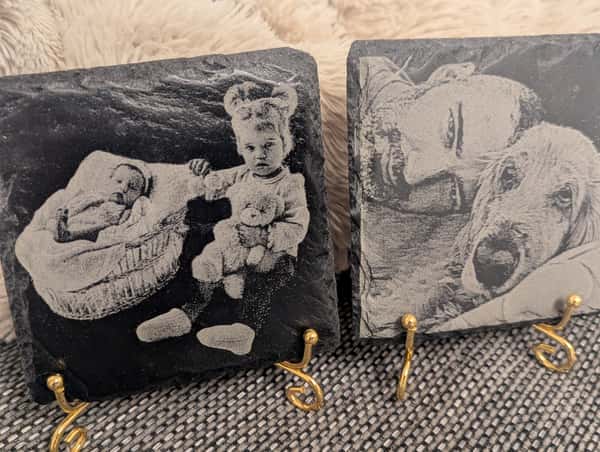 Personlig lasergravyr på svart skiffer