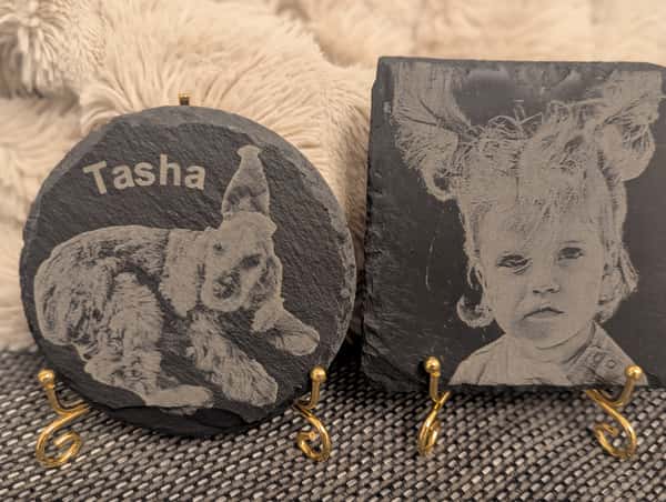 Personlig lasergravyr på svart skiffer