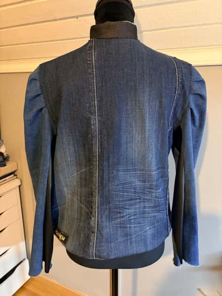 Jeansjacka som är återbrukad