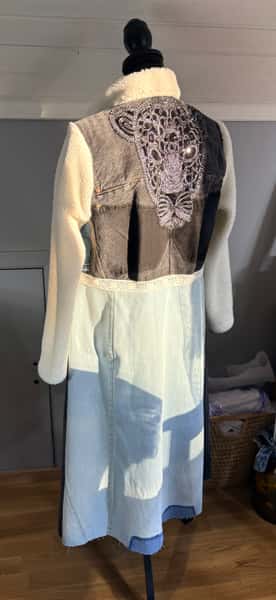 En unik kappa gjord av 4 par jeans med teddy tyg.