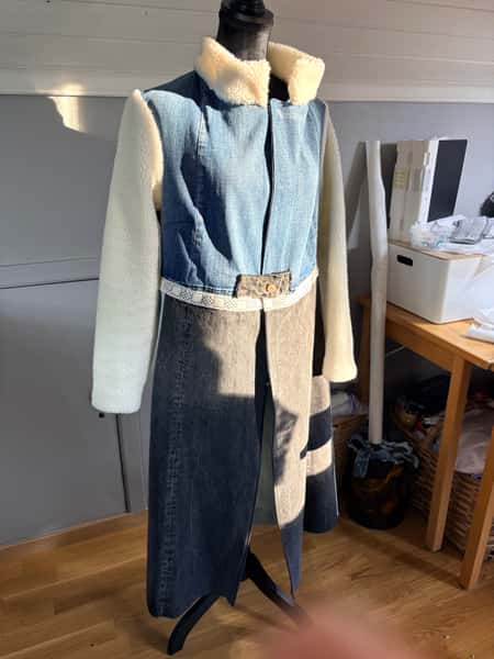 En unik kappa gjord av 4 par jeans med teddy tyg.