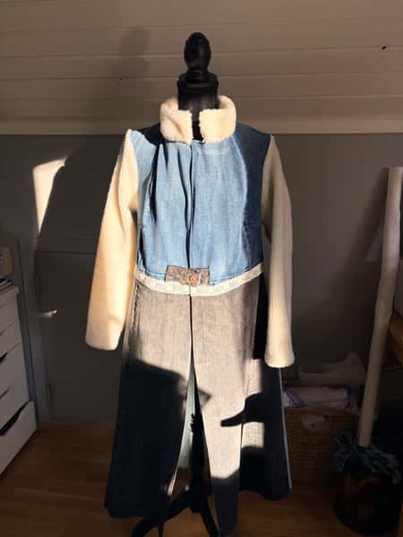 En unik kappa gjord av 4 par jeans med teddy tyg.