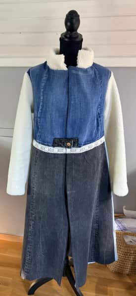 En unik kappa gjord av 4 par jeans med teddy tyg.