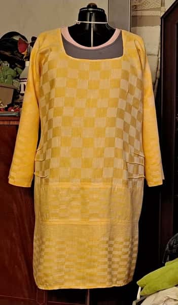 Gulrutig linneklänning