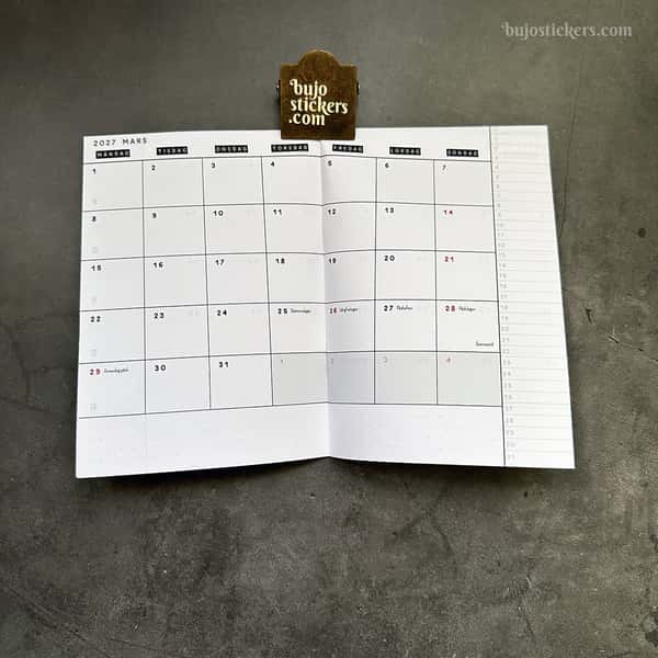 Månadskalender B6 med 103 omslag att välja mellan. Häftad Traveler's notebooks insert i storlek B6.