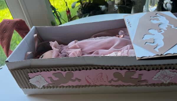 En docka, oförglömliga minnen.