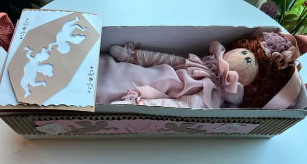 En docka, oförglömliga minnen.