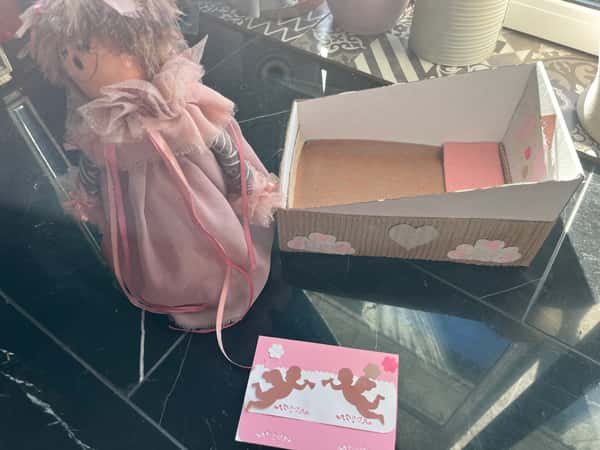 En docka, oförglömliga minnen.