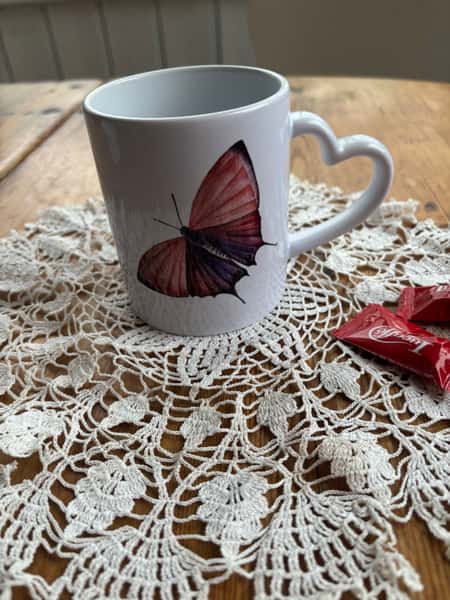 mugg med fjäril