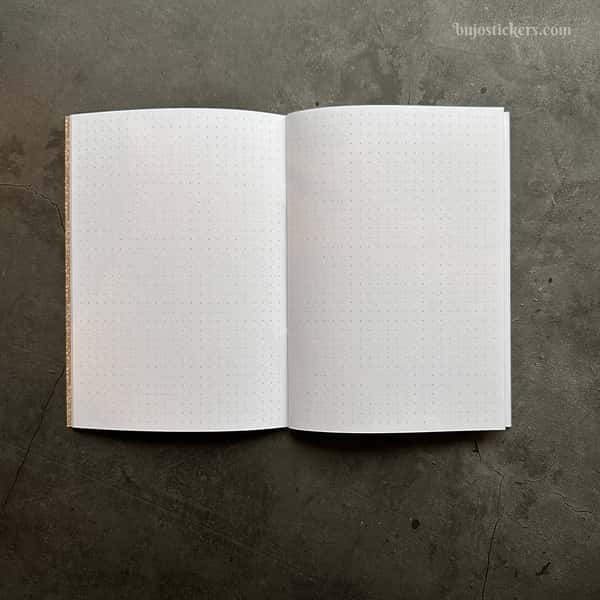 Skrivhäfte med prickade/dottade sidor. Häftad Traveler's notebooks insert B6.