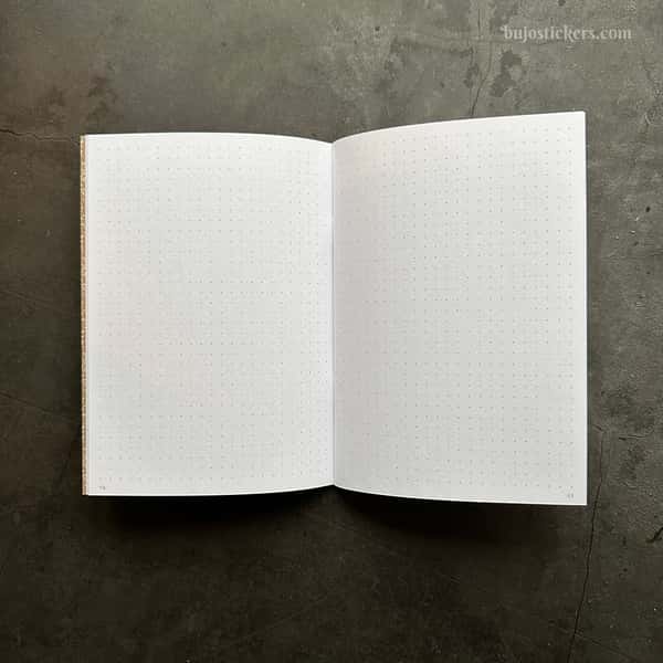 Skrivhäfte med numrerade prickade/dottade sidor. Häftad Traveler's notebooks insert B6.