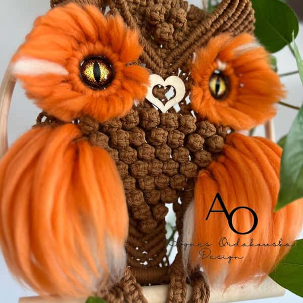 Makraméuggla – Vackert utkammande vingarna i orange med vita inslag, hjärtformad näsa