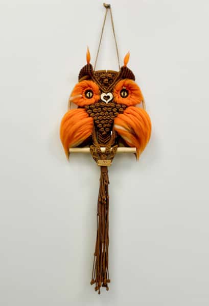 Makraméuggla – Vackert utkammande vingarna i orange med vita inslag, hjärtformad näsa