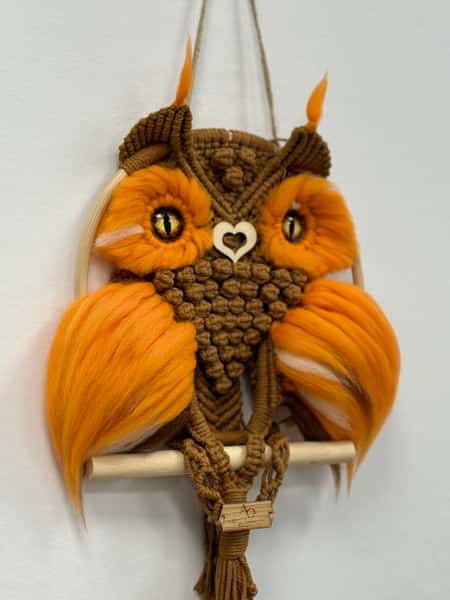 Makraméuggla – Vackert utkammande vingarna i orange med vita inslag, hjärtformad näsa