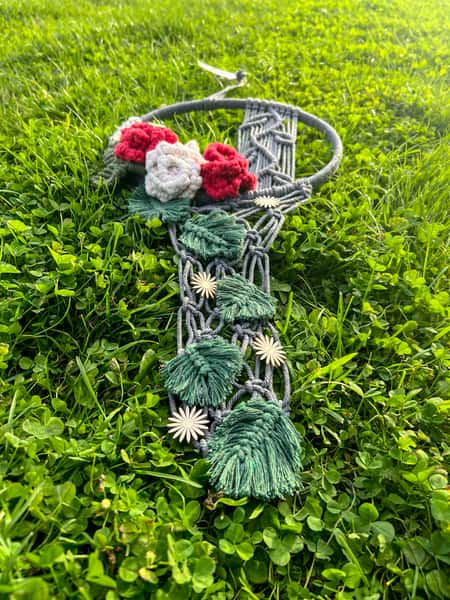 Boho Blom – Handgjord makramé med blommor, löv och träfigurer, bambusring 25 cm