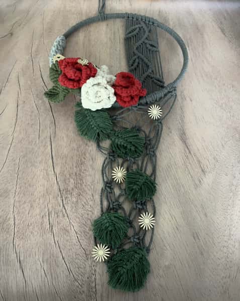 Boho Blom – Handgjord makramé med blommor, löv och träfigurer, bambusring 25 cm