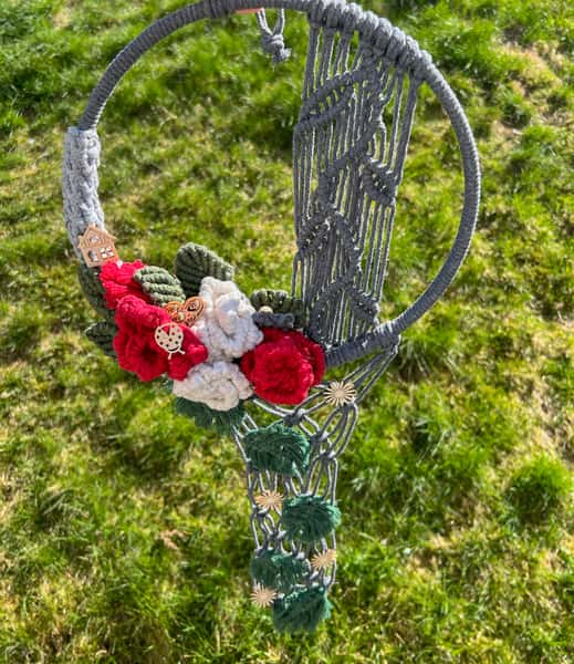 Boho Blom – Handgjord makramé med blommor, löv och träfigurer, bambusring 25 cm