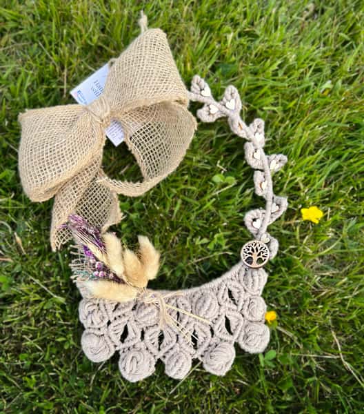 Litet Krans – Handgjord med bomullsgarn, torkade blommor och trädetaljer, metalring 19 cm