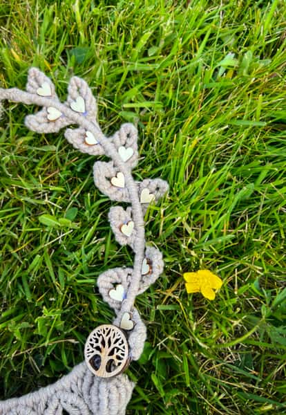 Litet Krans – Handgjord med bomullsgarn, torkade blommor och trädetaljer, metalring 19 cm
