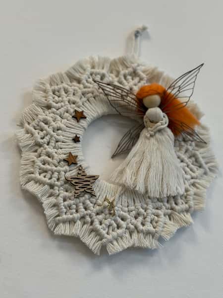 Makramékrans med ängel, trädetaljer och stjärnor