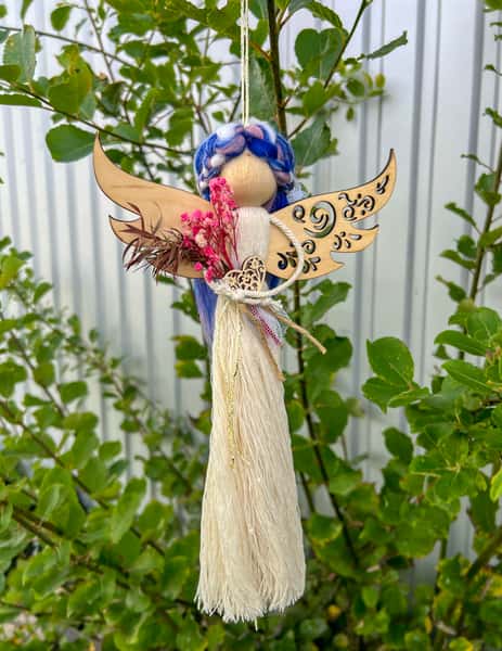 Makraméängel – handgjord med graverade trävingar