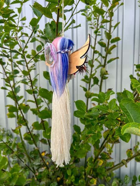 Makraméängel – handgjord med graverade trävingar