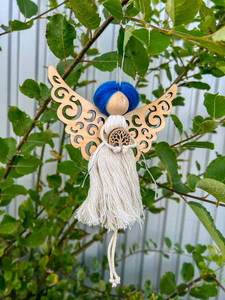 Makraméängel – handgjord med graverade trävingar