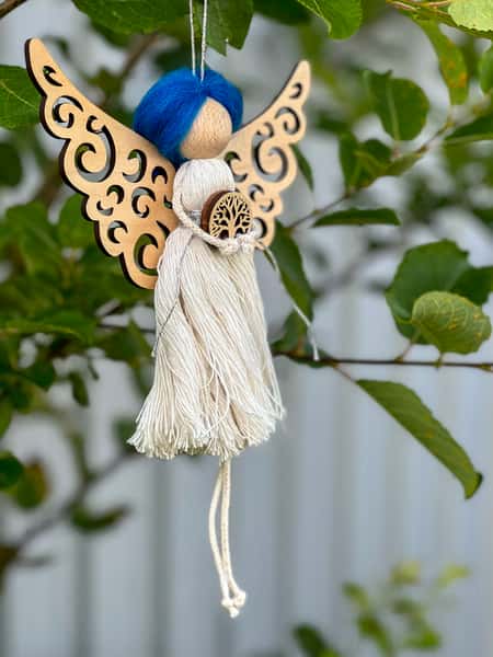 Makraméängel – handgjord med graverade trävingar