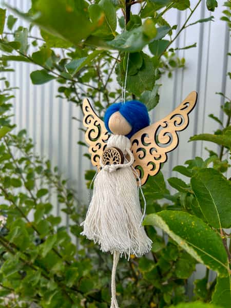 Makraméängel – handgjord med graverade trävingar