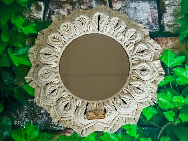 Makramé 3D-spegel med snäckor – boho décor